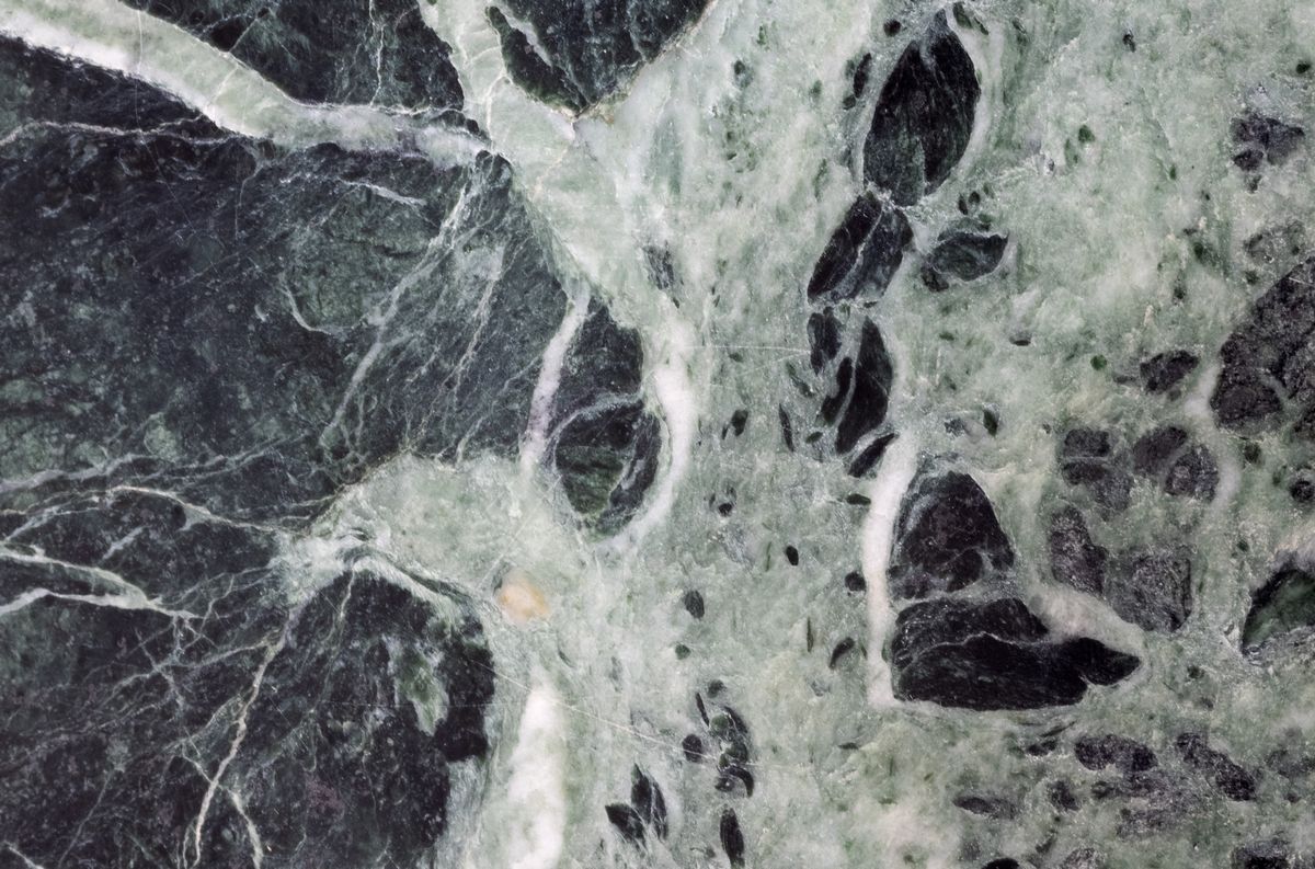 Gueridon con piano in marmo verde e zampe a forma di cigno, secolo XIX