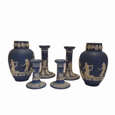 Wedgwood, Lotto composto da sei porcellane: due coppie di candelabri e una coppia di vasi, fine X...