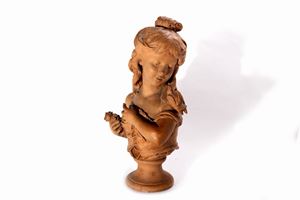 Scultura in terracotta raffigurante busto di bambina con uccellino sulla spalla e rosa in mano