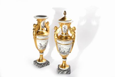 Coppia di vasi in porcellana bianca e oro, Francia, fine secolo XIX - inizio secolo XX
