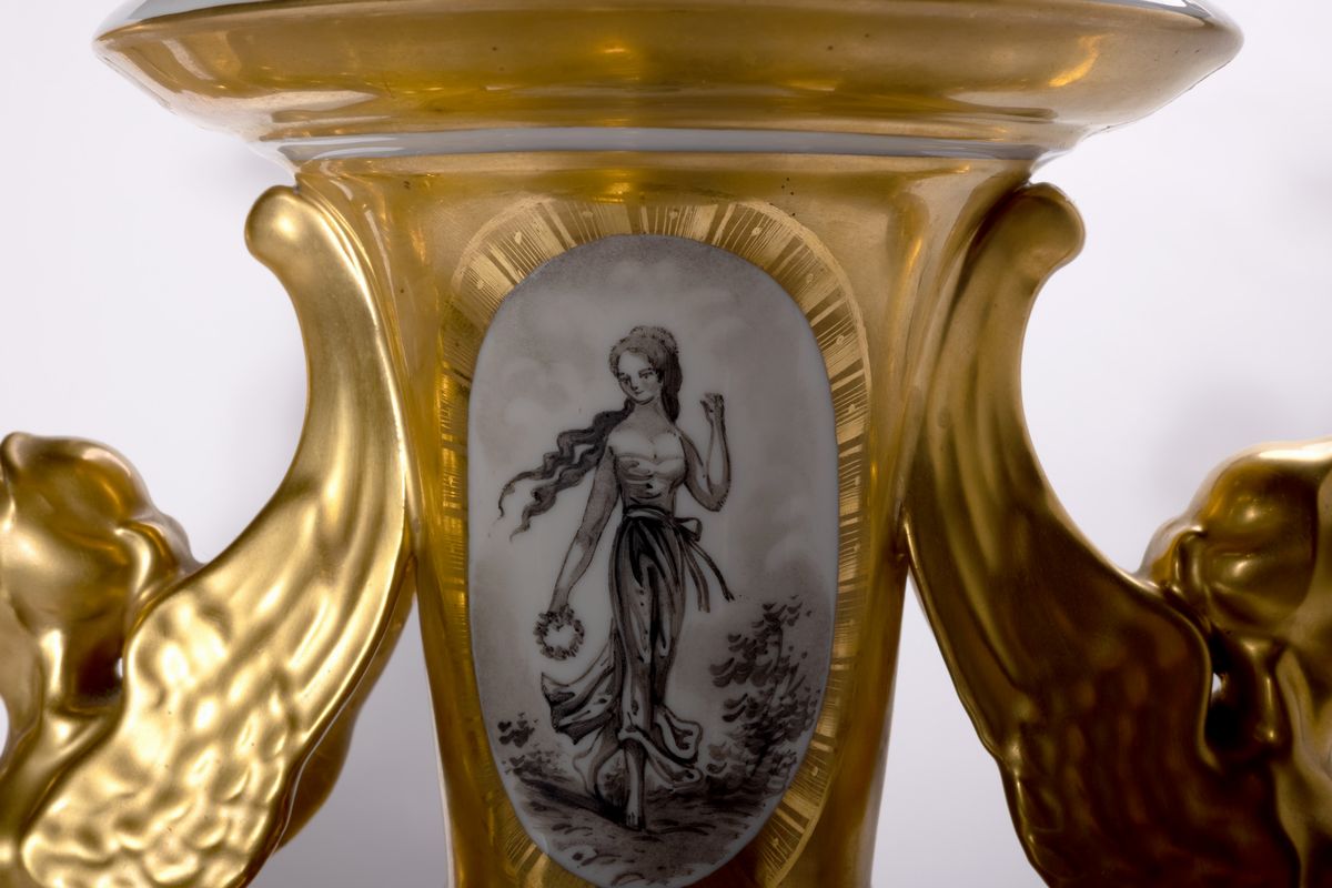 Coppia di vasi in porcellana bianca e oro, Francia, fine secolo XIX - inizio secolo XX