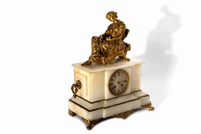 Pendola in alabastro e bronzo dorato, stile Impero, cm 45 x 36 x 18,5, inizi secolo XX