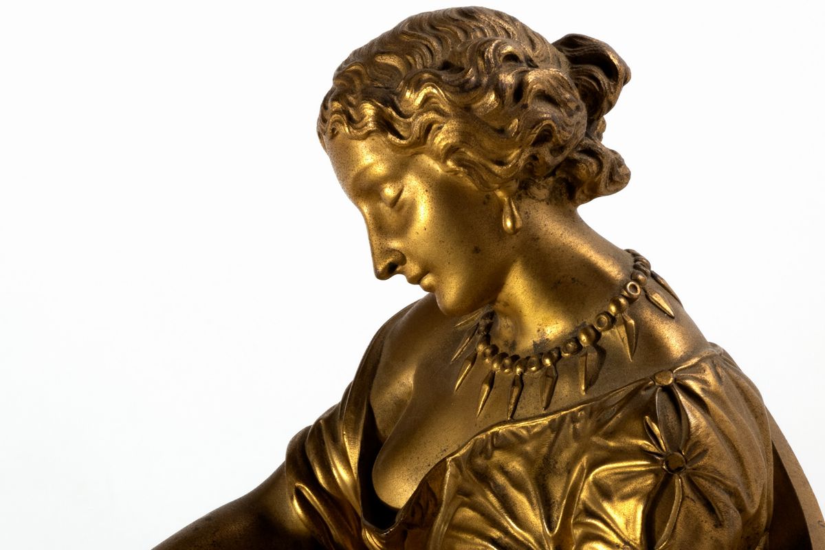Pendola in alabastro e bronzo dorato, stile Impero, cm 45 x 36 x 18,5, inizi secolo XX
