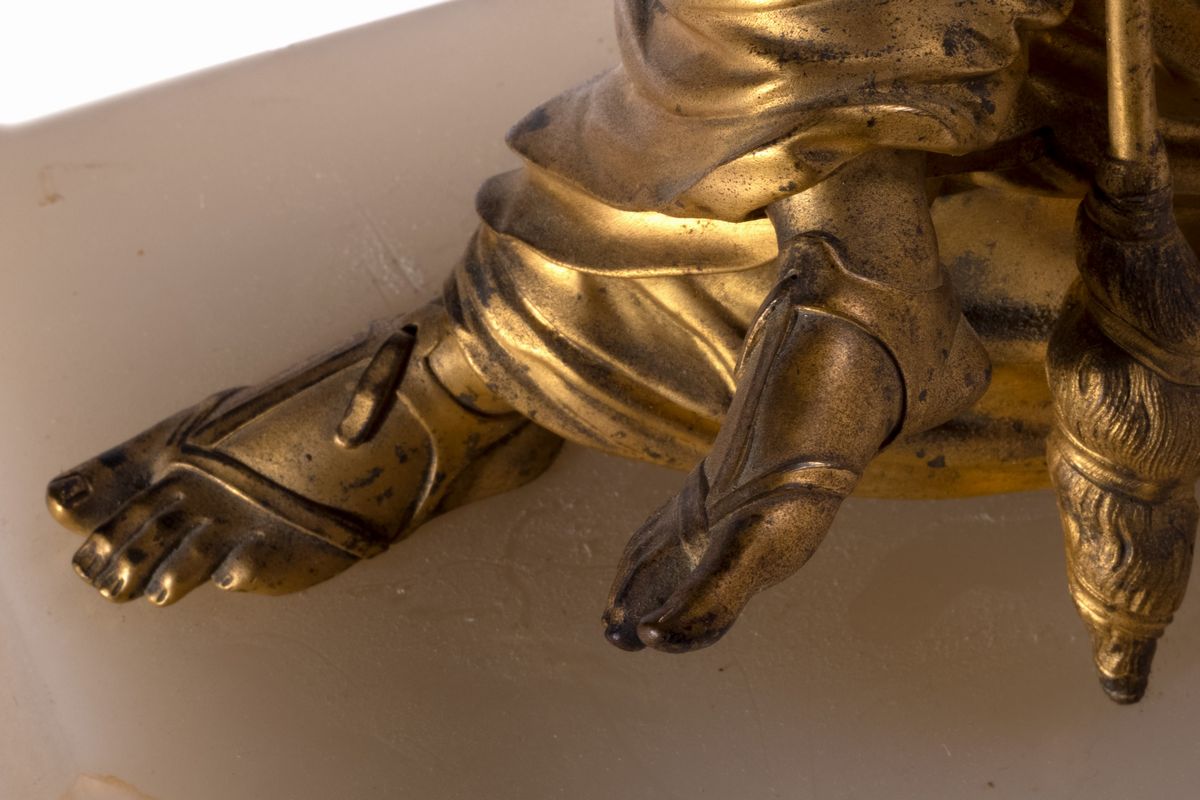 Pendola in alabastro e bronzo dorato, stile Impero, cm 45 x 36 x 18,5, inizi secolo XX