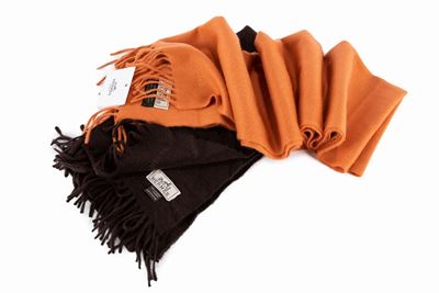 Lotto di due sciarpe in cachemire color carota e marrone, cm 150 x 40
