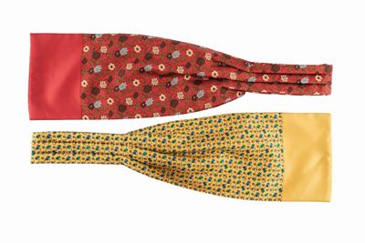 Lotto di due cachecols in twill di seta, fantasie e colori diversi