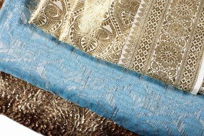 Lotto di tre tessuti indiani in seta, tonalità bianco, blu e dorato, con camicia rosa e tunica co...