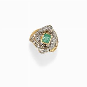 Anello in oro bicolore 18k, diamanti e smeraldo