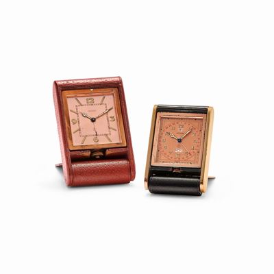 Orologi da viaggio con svegliarino e calendario, anni '50, metallo dorato e custodie in pelle