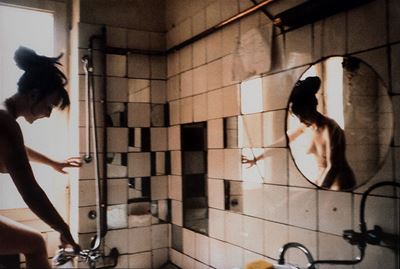 Käthe in the tub, West Berlin, stampa vintage cibachrome su dibond