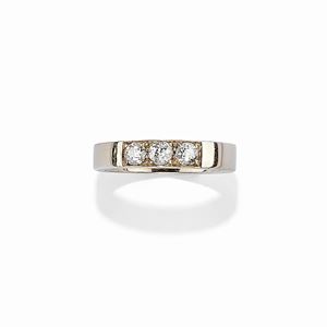  - A 18K white gold and diamond trilogy ring