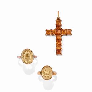 Lot of two 18K yellow gold and quartz rings and a pendant
