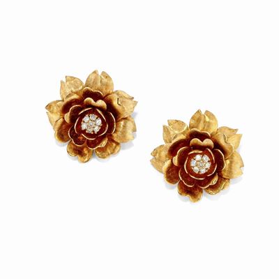 Coppia di spille in oro giallo 18k con diamanti taglio brillante