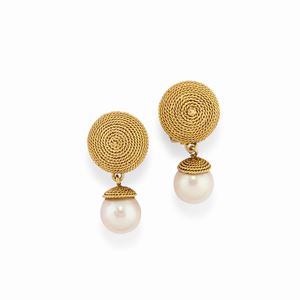 A 18k yellow gold and cultured pearl earrings