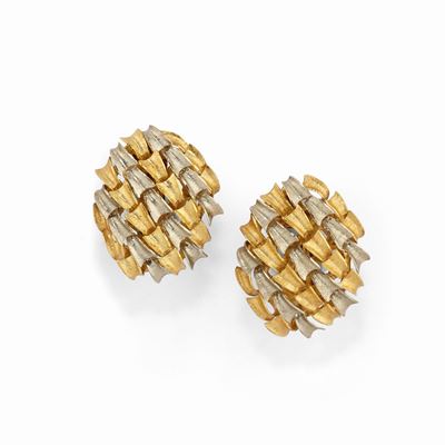 Orecchini in oro bicolore 18k, forma ovale con decoro inciso