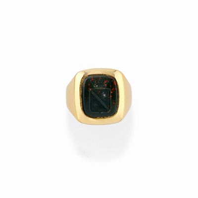 Anello in oro giallo 18k con diaspro verde e incisione di stemma nobiliare