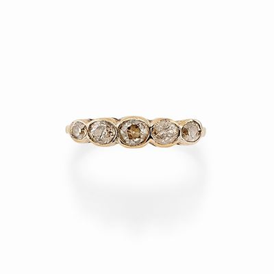 Anello, in oro giallo 18k con cinque diamanti taglio vecchio