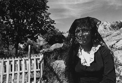 Donna con velo, stampa alla gelatina ai sali d'argento, 1988