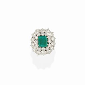  - Anello in oro bianco 18k, smeraldo e diamanti