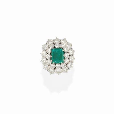 Anello in oro bianco 18k con smeraldo rettangolare e diamanti