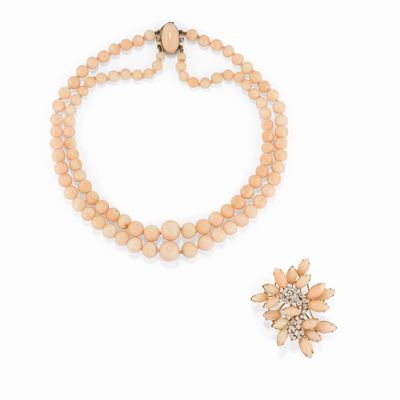 Collana e spilla in oro bicolore 18k con corallo rosa e diamanti