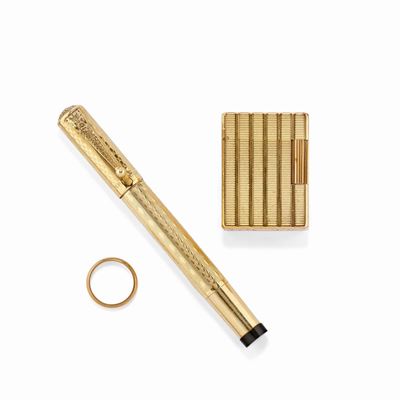 Accendino Dupont in oro giallo 18k, fede in oro giallo 18k con dedica e penna stilografica Peters...