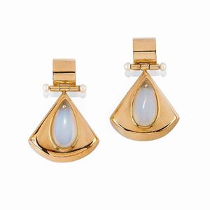  - A 18K yellow gold, white gemstone and pearl pendant earrings