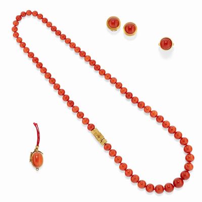 Set di gioielli in oro giallo 18k e corallo: collana, orecchini e anello
