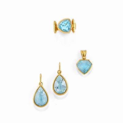 Anello, orecchini e pendente in oro giallo 18k con topazi azzurri e diamanti