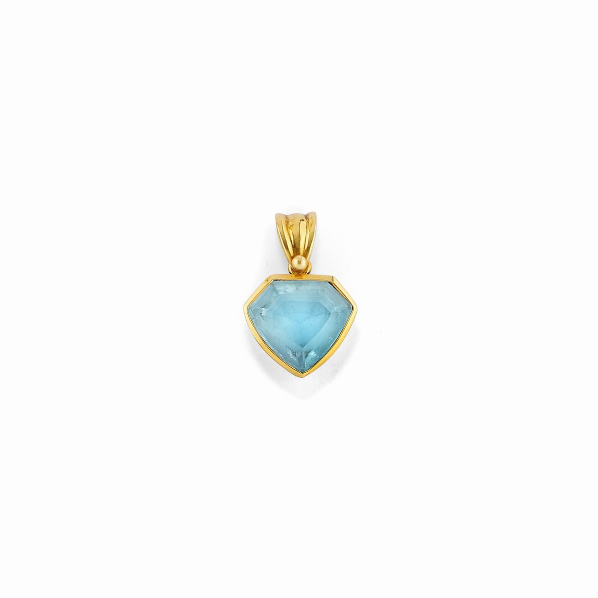 Anello, orecchini e pendente in oro giallo 18k con topazi azzurri e diamanti