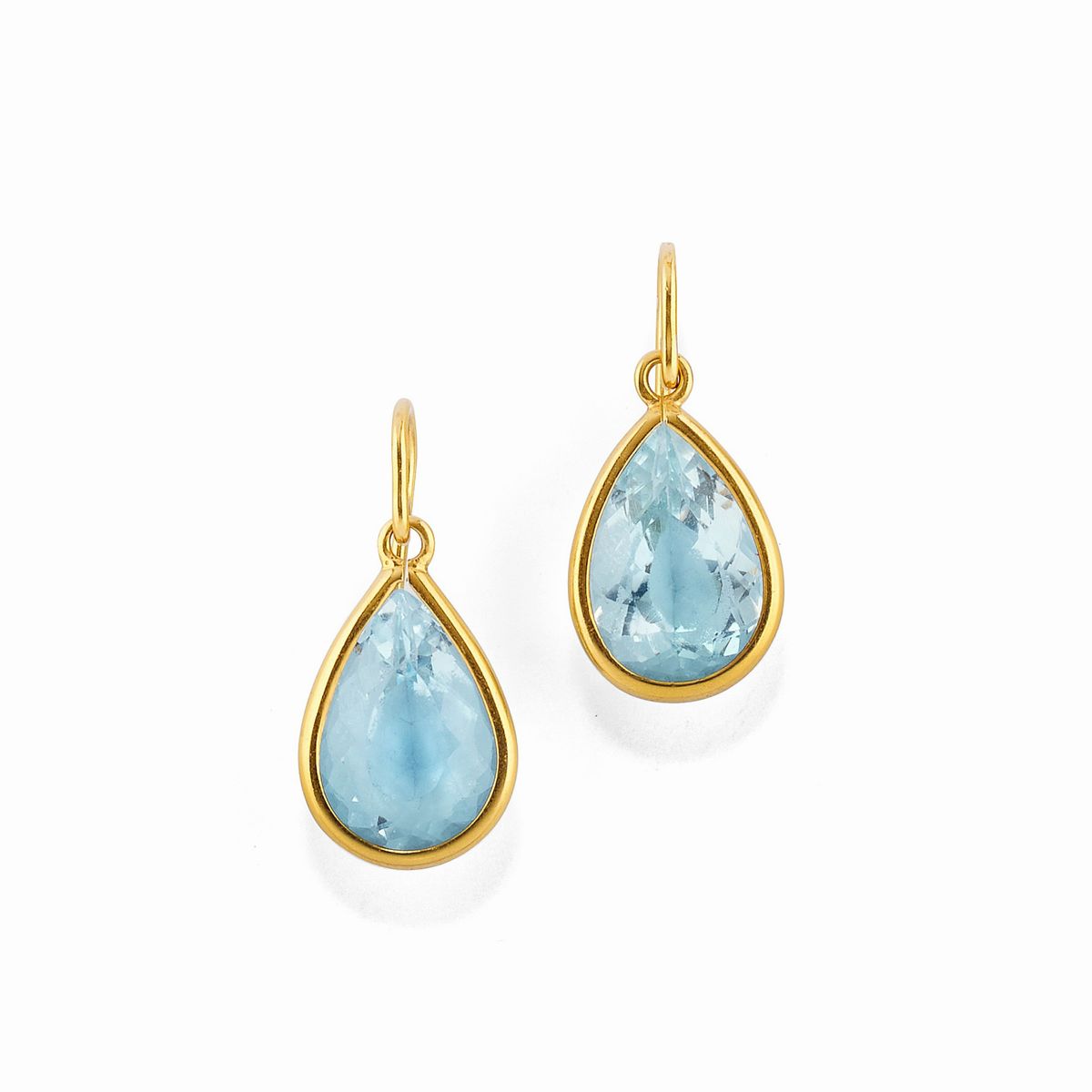 Anello, orecchini e pendente in oro giallo 18k con topazi azzurri e diamanti