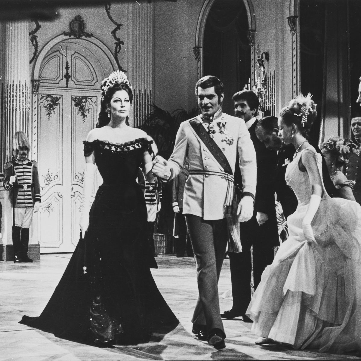 Anonimo - Omar Sharif, Catherine Deneuve, Ava Gardner e James Robertson Justice in 'Mayerling', s...