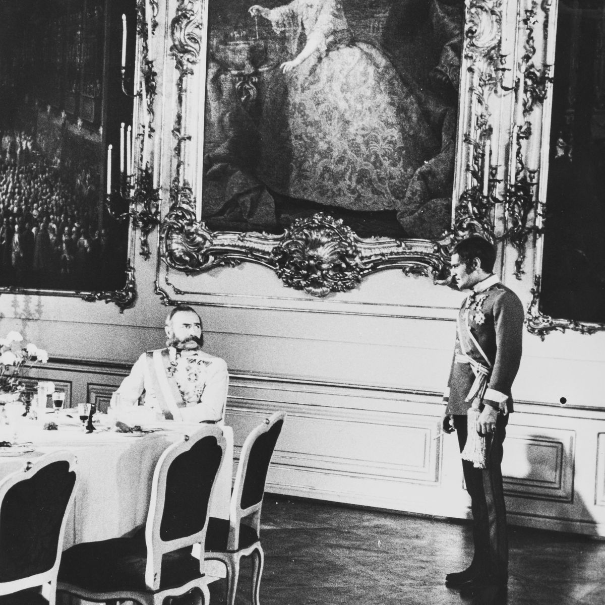 Anonimo - Omar Sharif, Catherine Deneuve, Ava Gardner e James Robertson Justice in 'Mayerling', s...
