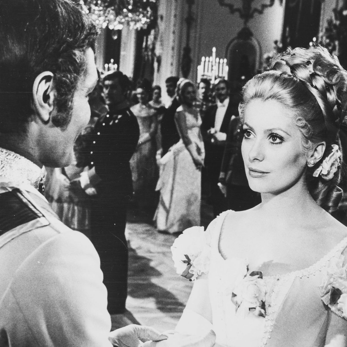 Anonimo - Omar Sharif, Catherine Deneuve, Ava Gardner e James Robertson Justice in 'Mayerling', s...