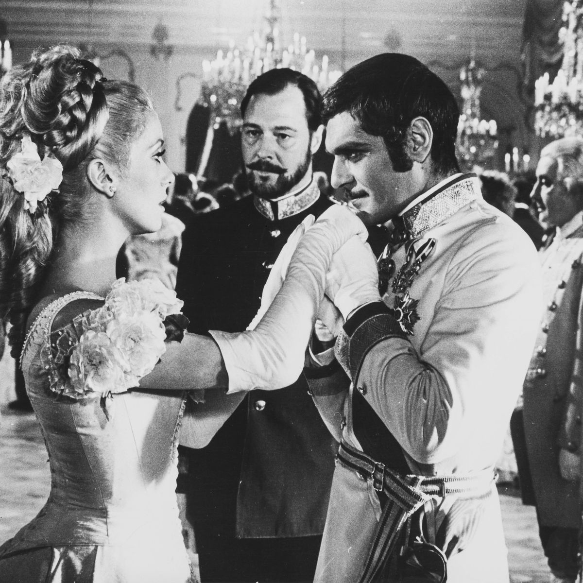 Anonimo - Omar Sharif, Catherine Deneuve, Ava Gardner e James Robertson Justice in 'Mayerling', s...