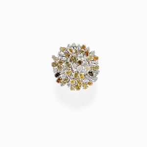 Anello in oro bianco 18k con diamanti fancy color