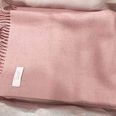 Plaid in lana 100% vergine italiana, colore rosa con frange