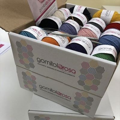 Oggetto decorativo, Scatola di gomitoli con 14 gomitoli di lana italiana autoctona
