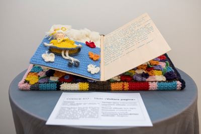Scultura tessile, libro in lana e legno, 2021