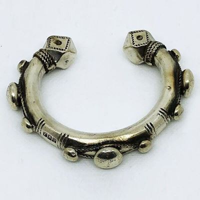 Bracciale beduino in argento, artigianato della regione del Medio Oriente