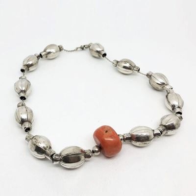 Collana beduina in metallo misto e corallo, 50 cm