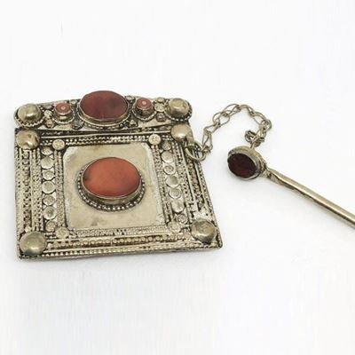 Pendente beduino in metallo misto e ambra, Yemen