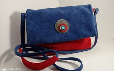 Borsa in camoscio rosso e bluette con chiusura calamitata e decorazioni in argento rodiato