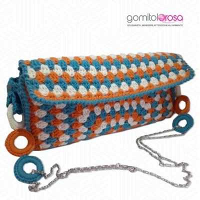 Borsa in filato Gomitolorosa, feltro e applicazioni in metallo