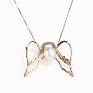 Collana con pendente in oro, 
perla e diamanti