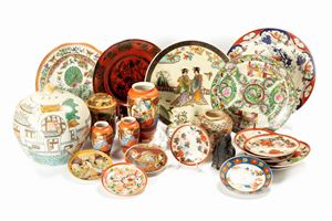  - Lotto composto da dieci piattini orientali, otto vasi orientali, una tazza, cinque piatti, tutto in porcellana policroma e una statuina orientale in gres, secolo XX