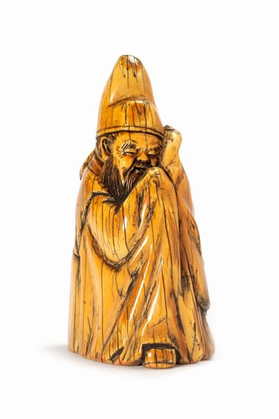 Scultura in osso raffigurante un monaco, Cina, fine XIX secolo, altezza cm 11,5