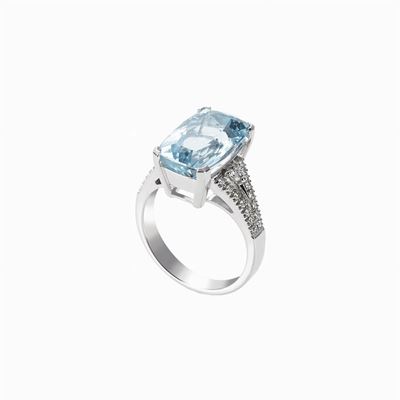 Anello in oro bianco 18K con acquamarina e diamanti