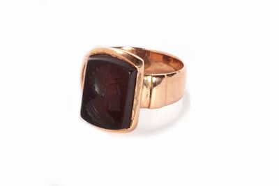 Anello in Oro con Onice Incisa con Profilo di Guerriero
