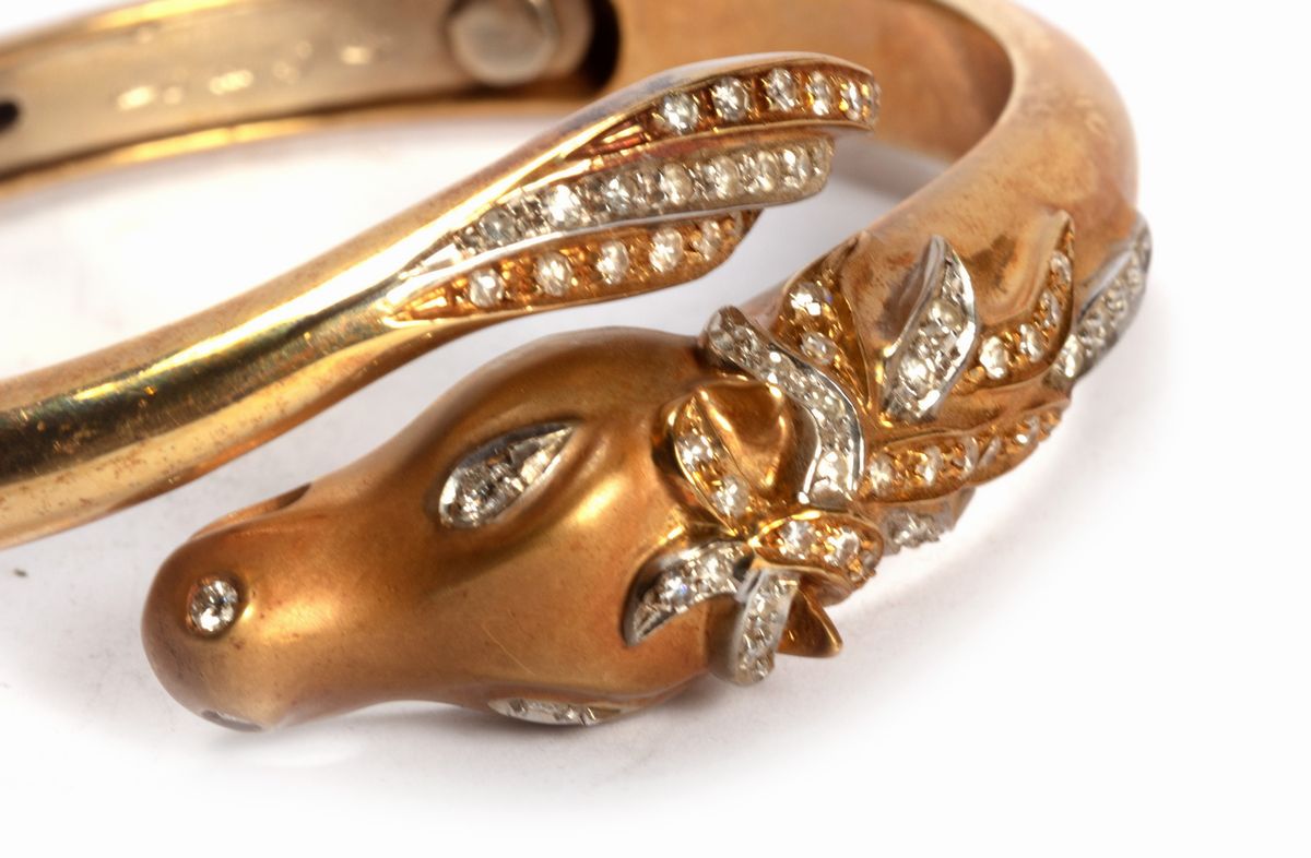 Bracciale Rigido in Oro 18 K con Brillantini e Testa di Cavallo